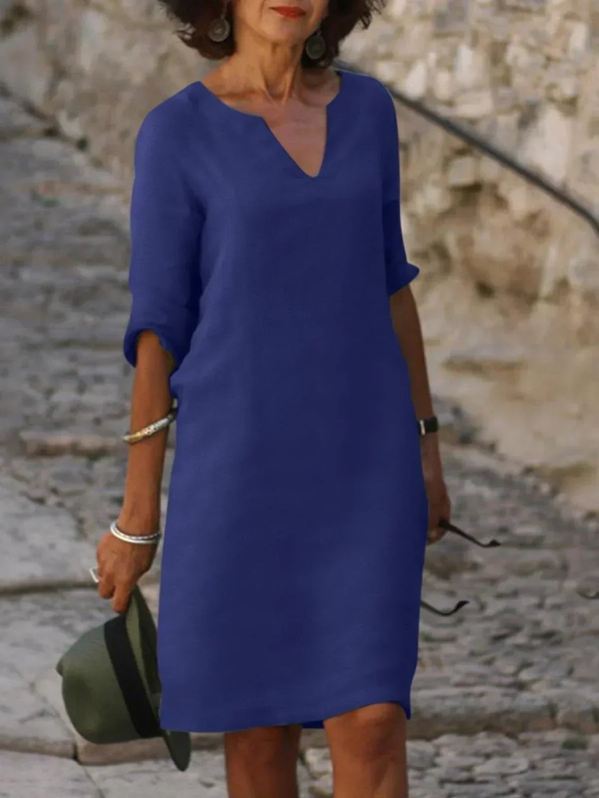 Suzan - Elegant dress with V-neckline