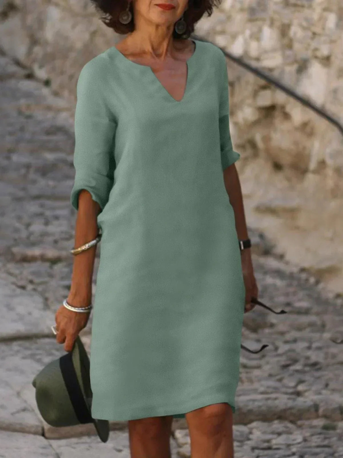 Suzan - Elegant dress with V-neckline