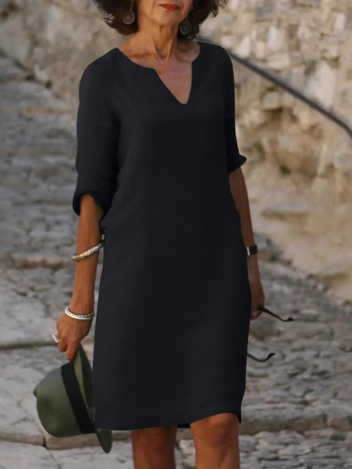 Suzan - Elegant dress with V-neckline